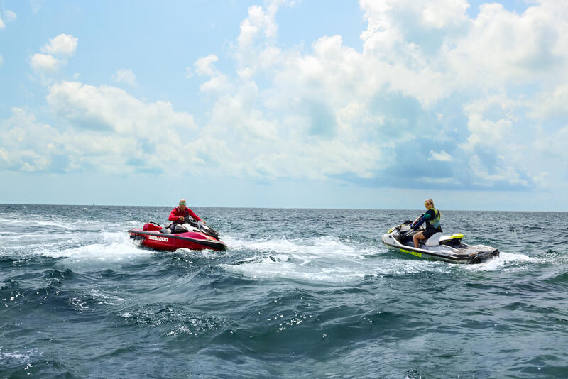 Sea-Doo Fish Pro Eine Frau und ein Mann drehen Runden auf den Meer mit Jetbooten mit Zubehör für den Sea-Doo Fish Pro.