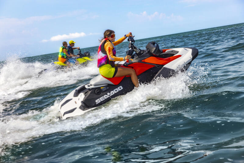 Sea-Doo GTR Menschen auf Jetbooten mit Zubehör für den Sea-Doo GTR auf dem Meer.