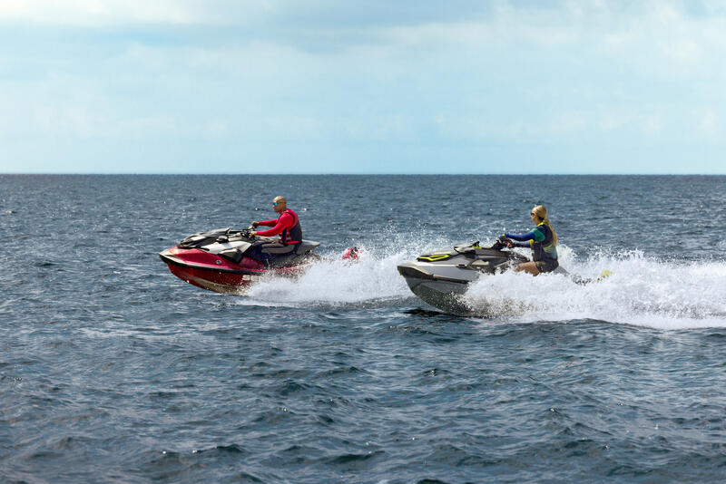 Sea-Doo Wake Ein Mann und eine Frau auf dem Meer fahren Speedboote mit Zubehör für den Sea-Doo WAKE.
