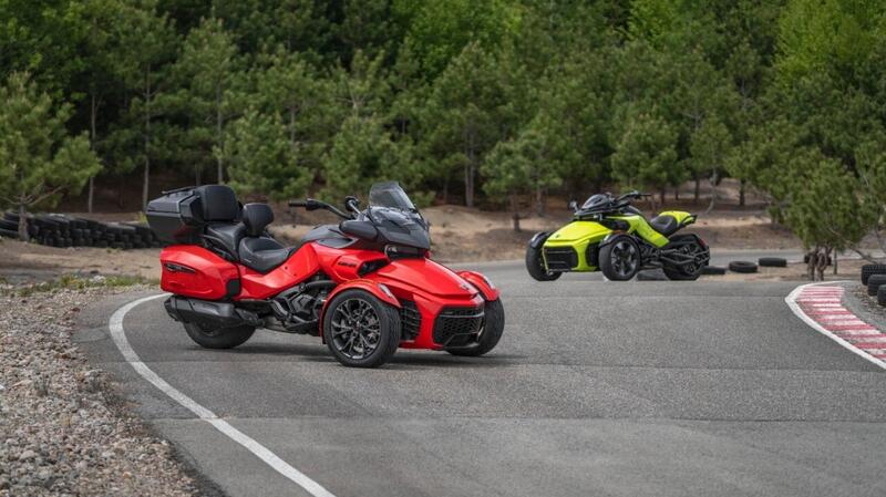 can-am-zubehoer-2 Zwei Quads stehen auf einer Rennstrecke, ergänzt durch Zubehör von Can-Am.