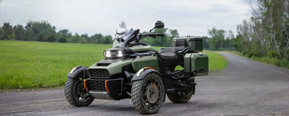 Can-Am Canyon Nahaufnahme auf Straße umgeben von Bäumen.