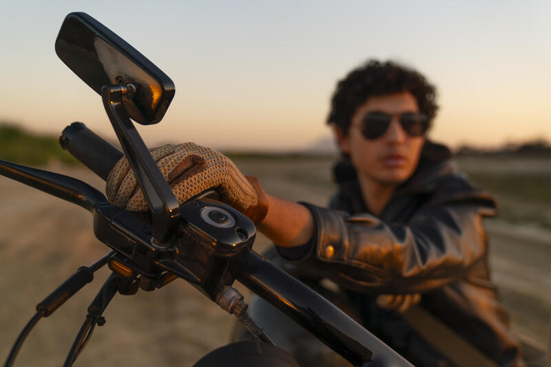 Mann mit verschiedenen Haltesystemen und Halterungen für Zubehör an Quads und ATVs.