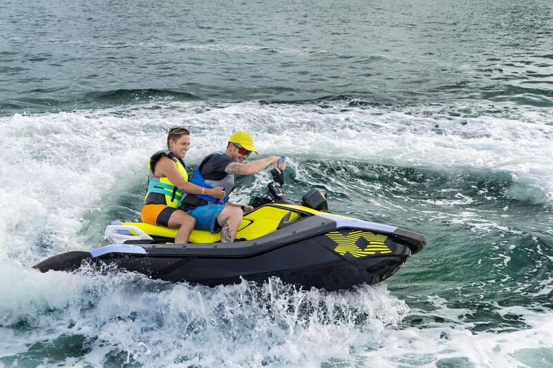 Sea-Doo Spark Trixx Eine Frau und ein Mann fahren auf einem Jetboot mit Zubehör für den Sea-Doo Spark / Trixx.