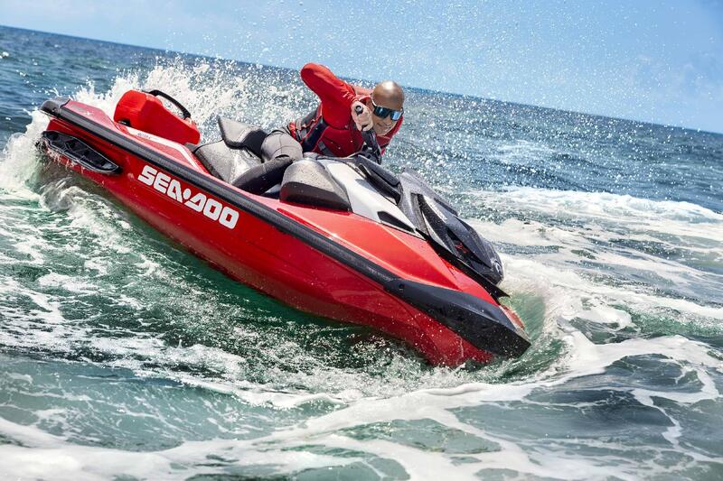Sea-Doo RXT Ein Mann in Nahaufnahme fährt ein Jetbook mit Zubehör für den Sea-Doo RXP auf dem Meer.