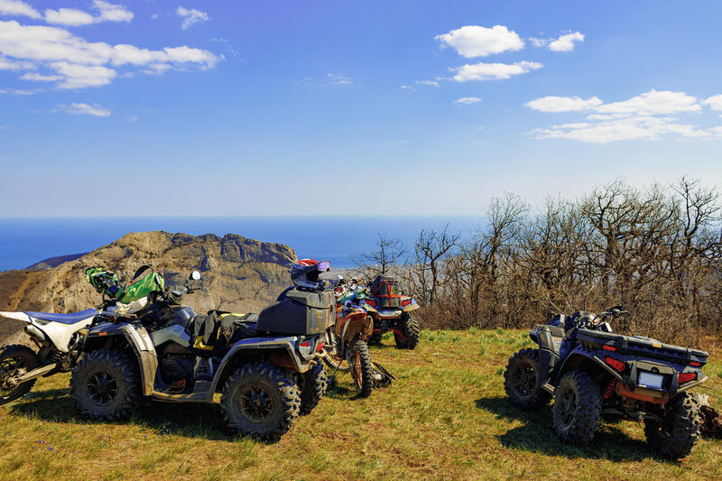 Quads mit verschiedenen Can-Am Gepäcktaschen und Koffer, die für den Transport auf Quads und ATVs konzipiert sind.